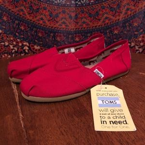 NWT Women’s Red Toms Size 6.5